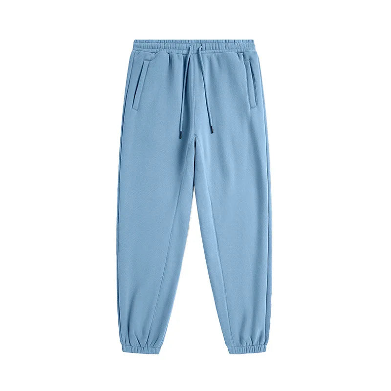 Calça de moletom masculina confeccionada em algodão premium, com cós elástico ajustável e bolsos laterais. Estilo moderno e confortável.
