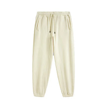 Calça de moletom masculina confeccionada em algodão premium, com cós elástico ajustável e bolsos laterais. Estilo moderno e confortável.
