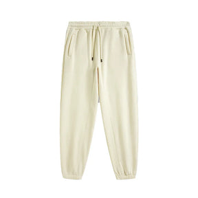 Calça de moletom masculina confeccionada em algodão premium, com cós elástico ajustável e bolsos laterais. Estilo moderno e confortável.