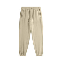 Calça de moletom masculina confeccionada em algodão premium, com cós elástico ajustável e bolsos laterais. Estilo moderno e confortável.