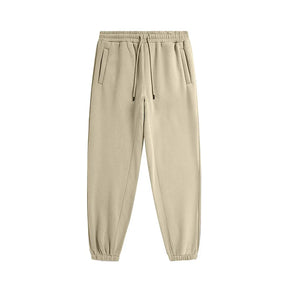 Calça de moletom masculina confeccionada em algodão premium, com cós elástico ajustável e bolsos laterais. Estilo moderno e confortável.
