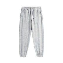 Calça de moletom masculina confeccionada em algodão premium, com cós elástico ajustável e bolsos laterais. Estilo moderno e confortável.