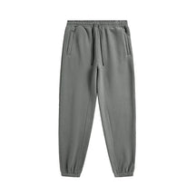 Calça de moletom masculina confeccionada em algodão premium, com cós elástico ajustável e bolsos laterais. Estilo moderno e confortável.