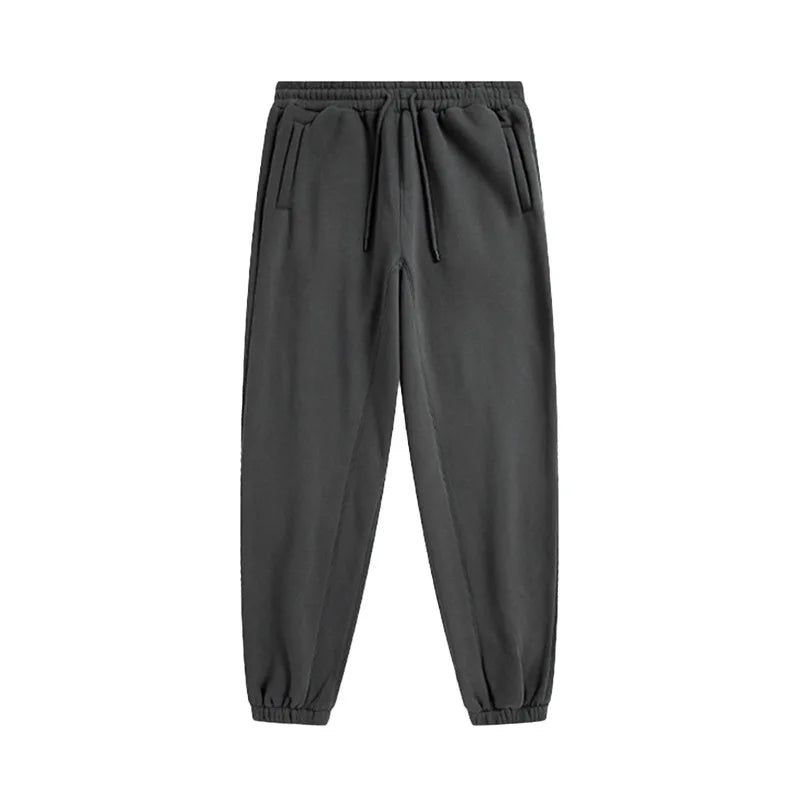 Calça de moletom masculina confeccionada em algodão premium, com cós elástico ajustável e bolsos laterais. Estilo moderno e confortável.