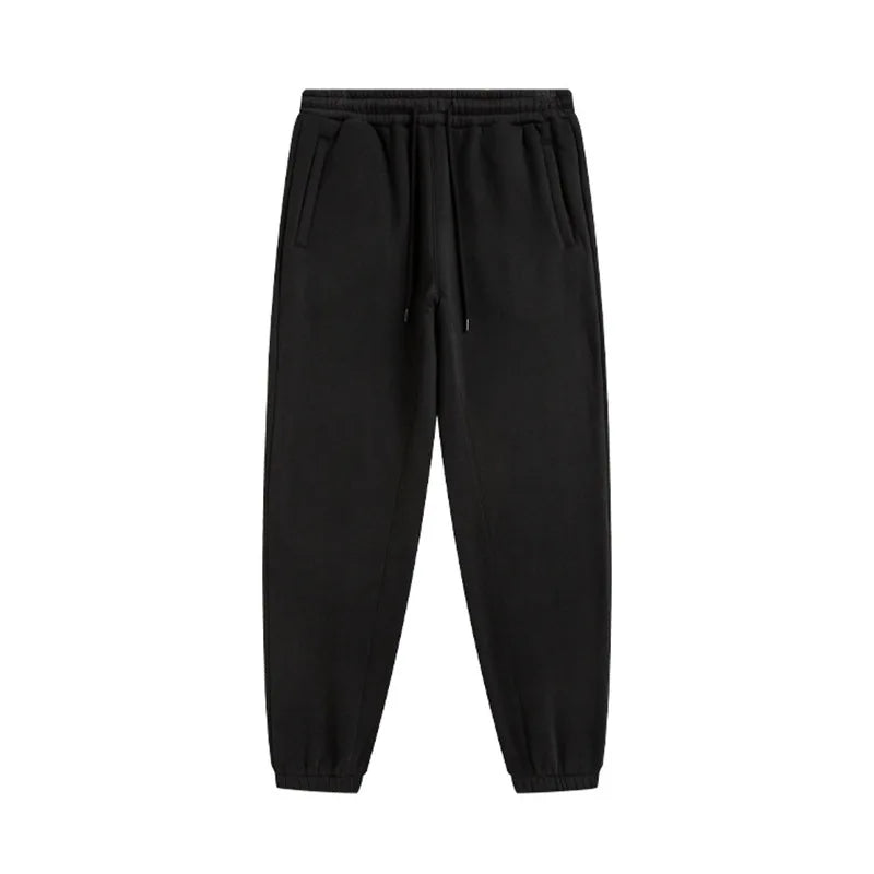 Calça de moletom masculina confeccionada em algodão premium, com cós elástico ajustável e bolsos laterais. Estilo moderno e confortável.