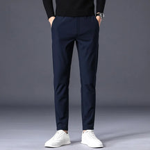 Calça social masculina Romenzi RZ001 com design elegante, confortável e ideal para looks casuais e formais.