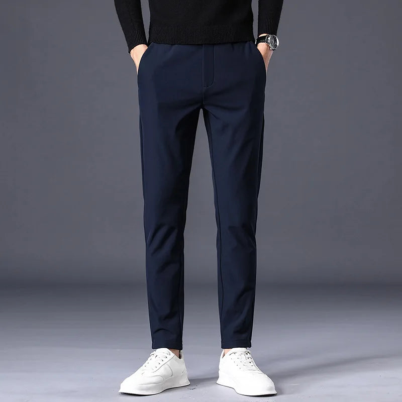 Calça social masculina Romenzi RZ001 com design elegante, confortável e ideal para looks casuais e formais.