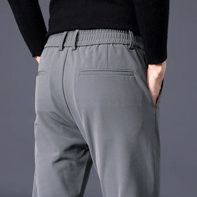 Calça social masculina Romenzi RZ001 com design elegante, confortável e ideal para looks casuais e formais.