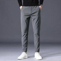 Calça social masculina Romenzi RZ001 com design elegante, confortável e ideal para looks casuais e formais.