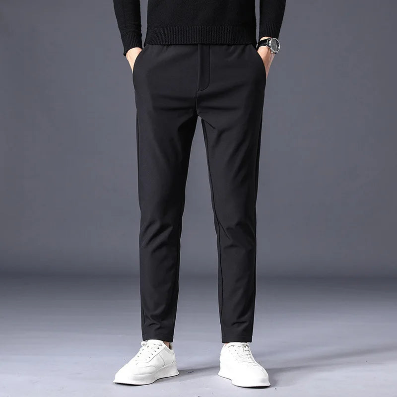 Calça social masculina Romenzi RZ001 com design elegante, confortável e ideal para looks casuais e formais.