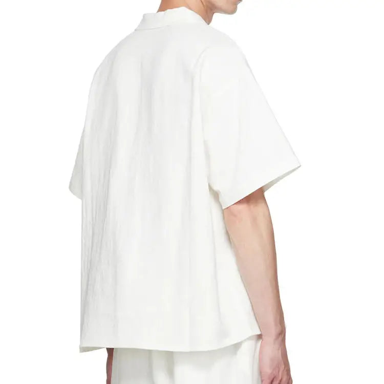 Camisa de Linho Masculina Oversized Romenzi RZ799 em detalhe, peça leve em linho premium com corte amplo que garante conforto, estilo e praticidade.
