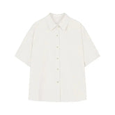 Camisa de Linho Masculina Oversized Romenzi RZ799 em detalhe, peça leve em linho premium com corte amplo que garante conforto, estilo e praticidade.