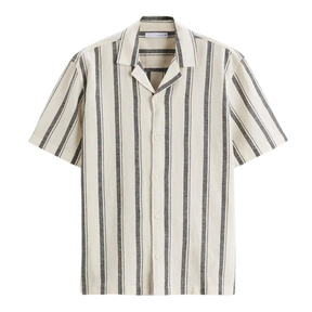 Camisa de Linho Masculina Romenzi Listrada RZ800 em detalhe, modelo leve em linho premium com listras modernas que oferece estilo casual e conforto.