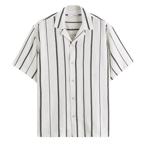 Camisa de Linho Masculina Romenzi Listrada RZ800 em detalhe, modelo leve em linho premium com listras modernas que oferece estilo casual e conforto.