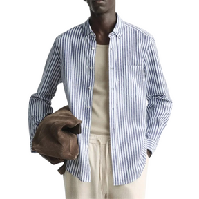 Camisa de Linho Masculina Romenzi Listrada RZ801 em detalhe, peça em linho premium com estampa listrada que garante respirabilidade, conforto e estilo.