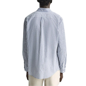 Camisa de Linho Masculina Romenzi Listrada RZ801 em detalhe, peça em linho premium com estampa listrada que garante respirabilidade, conforto e estilo.