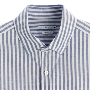 Camisa de Linho Masculina Romenzi Listrada RZ801 em detalhe, peça em linho premium com estampa listrada que garante respirabilidade, conforto e estilo.