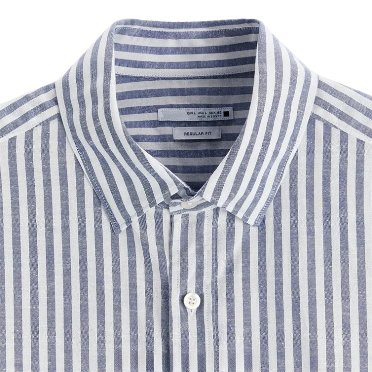 Camisa de Linho Masculina Romenzi Listrada RZ801 em detalhe, peça em linho premium com estampa listrada que garante respirabilidade, conforto e estilo.
