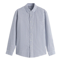 Camisa de Linho Masculina Romenzi Listrada RZ801 em detalhe, peça em linho premium com estampa listrada que garante respirabilidade, conforto e estilo.