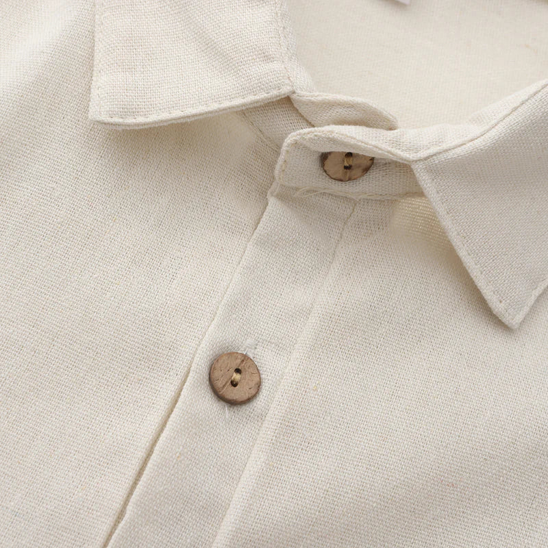 A Camisa de Linho Masculina Romenzi Medelín RZ794 oferece frescor, elegância e versatilidade em linho premium, ideal para ocasiões casuais e eventos formais.