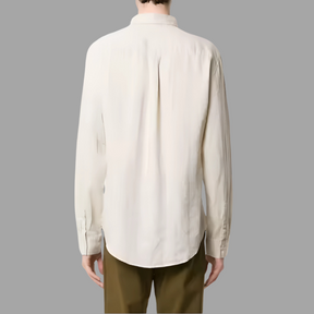 Camisa de Linho Masculina Romenzi RZ797 em detalhe, peça em linho premium que oferece respirabilidade, conforto térmico, durabilidade e estilo sofisticado.