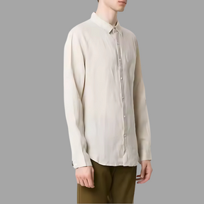 Camisa de Linho Masculina Romenzi RZ797 em detalhe, peça em linho premium que oferece respirabilidade, conforto térmico, durabilidade e estilo sofisticado.