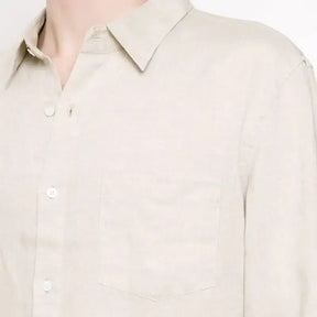 Camisa de Linho Masculina Romenzi RZ797 em detalhe, peça em linho premium que oferece respirabilidade, conforto térmico, durabilidade e estilo sofisticado.