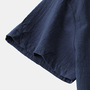 Camisa de Linho Masculina Romenzi RZ803 em detalhe, peça leve em linho respirável com mangas curtas que garante conforto e estilo casual sofisticado.