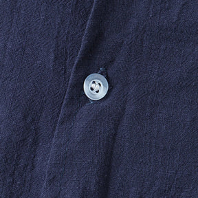 Camisa de Linho Masculina Romenzi RZ803 em detalhe, peça leve em linho respirável com mangas curtas que garante conforto e estilo casual sofisticado.