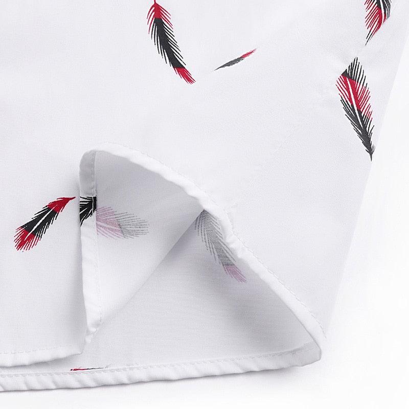Camisa Manga Curta Estampada Romenzi Feathers RZ573 feita em tecido leve e respirável, com estampa vibrante e corte moderno que une conforto e estilo.