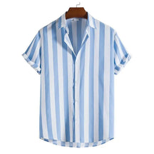 Camisa Manga Curta Listrada Romenzi RZ897 em detalhe, peça leve e respirável com estampa listrada clássica, ideal para looks casuais sofisticados.
