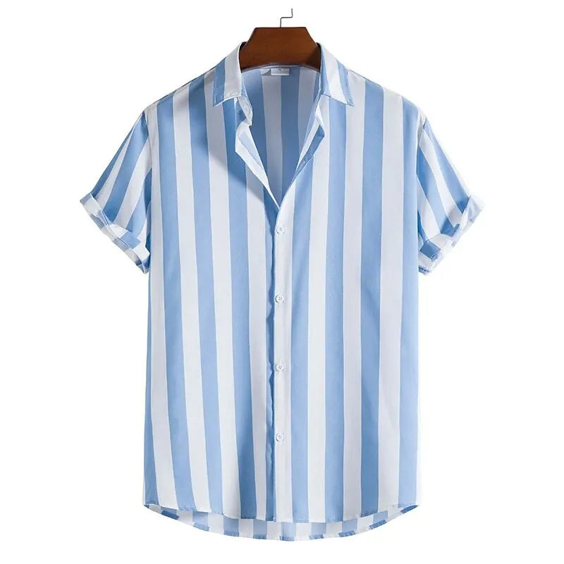 Camisa Manga Curta Listrada Romenzi RZ897 em detalhe, peça leve e respirável com estampa listrada clássica, ideal para looks casuais sofisticados.