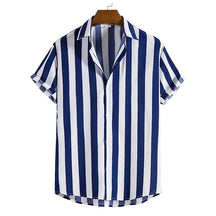 Camisa Manga Curta Listrada Romenzi RZ897 em detalhe, peça leve e respirável com estampa listrada clássica, ideal para looks casuais sofisticados.