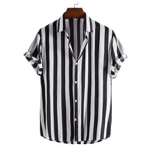 Camisa Manga Curta Listrada Romenzi RZ897 em detalhe, peça leve e respirável com estampa listrada clássica, ideal para looks casuais sofisticados.