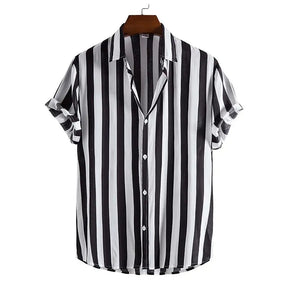 Camisa Manga Curta Listrada Romenzi RZ897 em detalhe, peça leve e respirável com estampa listrada clássica, ideal para looks casuais sofisticados.