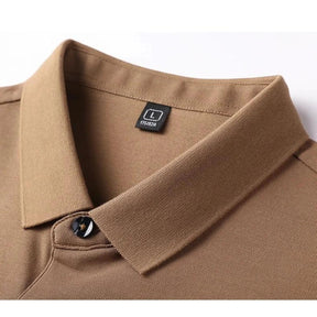 Camisa Polo Masculina Romenzi Argos RZ635 em detalhe, polo listrada em algodão e poliéster que oferece conforto, respirabilidade e estilo versátil.