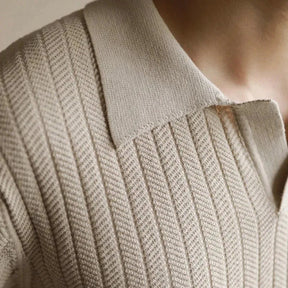 Camisa Polo Masculina Romenzi Ávila RZ607 em detalhe, polo sofisticada em materiais de alta qualidade que oferece conforto, caimento impecável e estilo elegante.