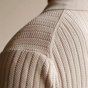 Camisa Polo Masculina Romenzi Ávila RZ607 em detalhe, polo sofisticada em materiais de alta qualidade que oferece conforto, caimento impecável e estilo elegante.