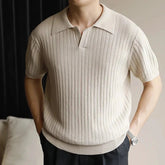 Camisa Polo Masculina Romenzi Ávila RZ607 em detalhe, polo sofisticada em materiais de alta qualidade que oferece conforto, caimento impecável e estilo elegante.