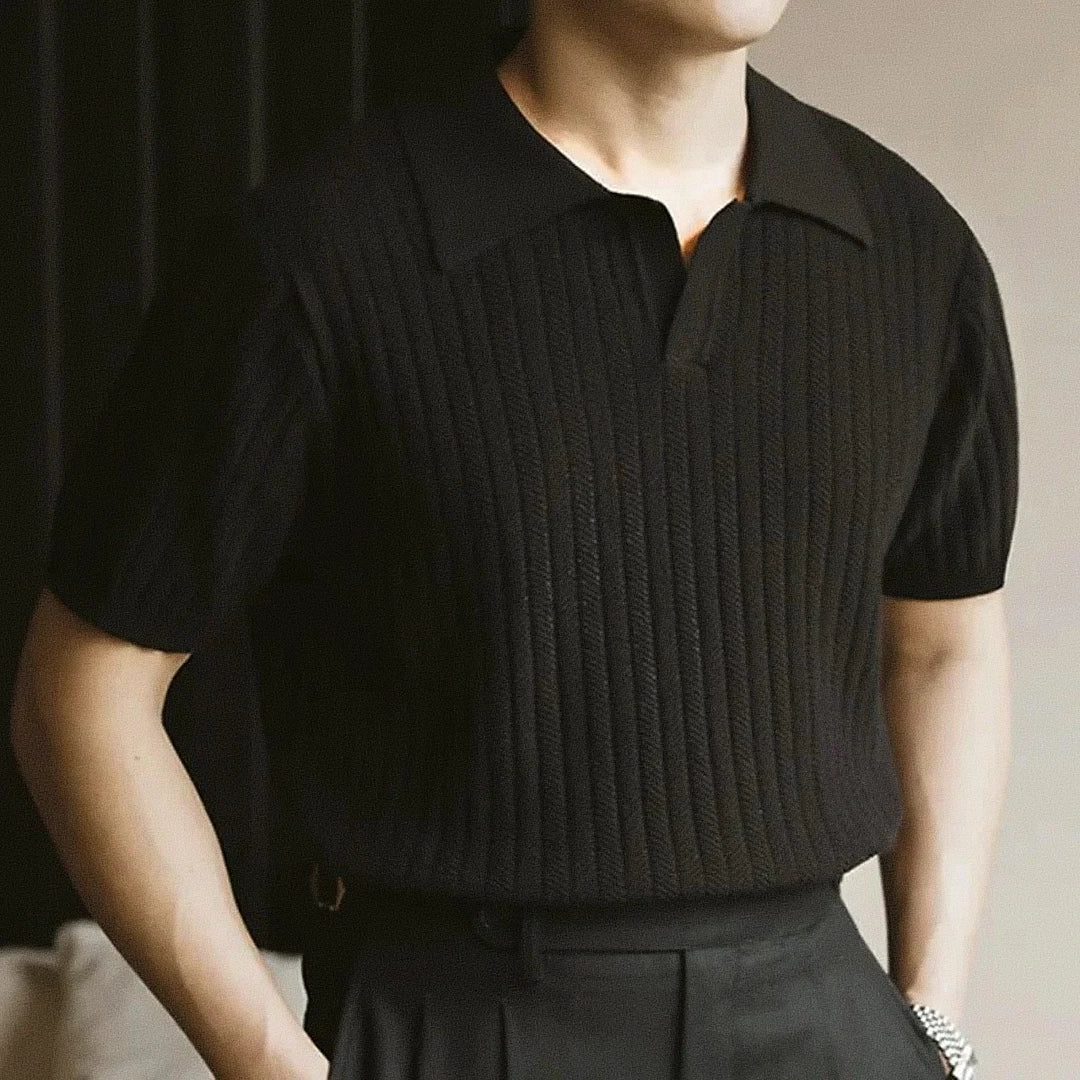 Camisa Polo Masculina Romenzi Ávila RZ607 em detalhe, polo sofisticada em materiais de alta qualidade que oferece conforto, caimento impecável e estilo elegante.