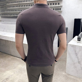 Camisa Polo Masculina Romenzi Berlim RZ609 em detalhe, peça sofisticada em algodão e poliéster que oferece conforto, respirabilidade e estilo versátil.