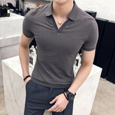 Camisa Polo Masculina Romenzi Berlim RZ609 em detalhe, peça sofisticada em algodão e poliéster que oferece conforto, respirabilidade e estilo versátil.