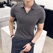 Camisa Polo Masculina Romenzi Berlim RZ609 em detalhe, peça sofisticada em algodão e poliéster que oferece conforto, respirabilidade e estilo versátil.