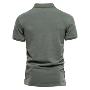 Camisa Polo Masculina Romenzi Executiva RZ606 em detalhe, polo sofisticada em materiais de alta qualidade que oferece conforto, elegância e durabilidade.
