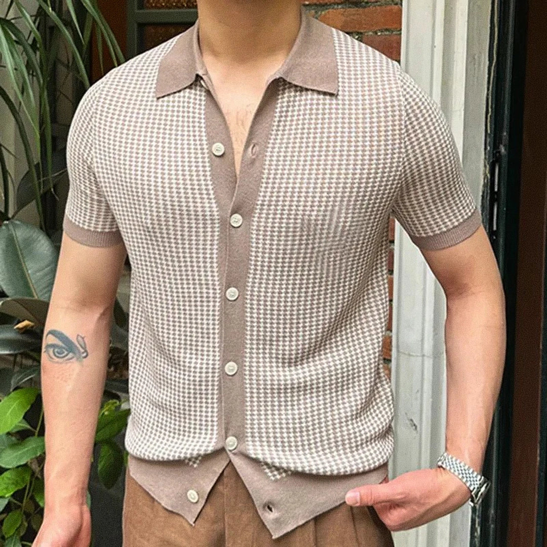Camisa Polo Masculina Romenzi Ibiza RZ619 em detalhe, polo sofisticada em materiais de alta qualidade que oferece conforto, caimento perfeito e estilo moderno.