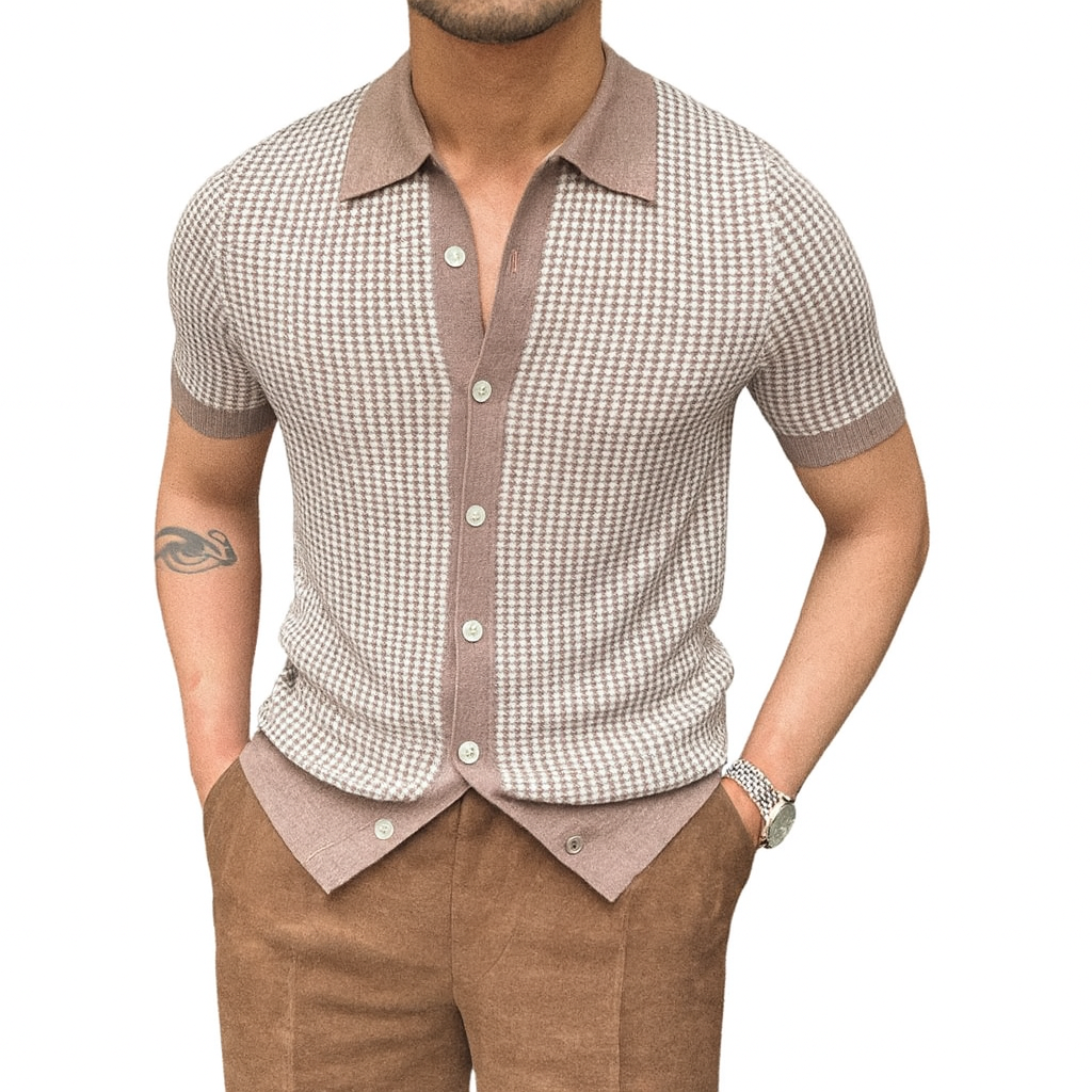 Camisa Polo Masculina Romenzi Ibiza RZ619 em detalhe, polo sofisticada em materiais de alta qualidade que oferece conforto, caimento perfeito e estilo moderno.