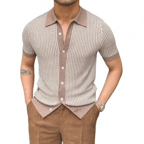 Camisa Polo Masculina Romenzi Ibiza RZ619 em detalhe, polo sofisticada em materiais de alta qualidade que oferece conforto, caimento perfeito e estilo moderno.