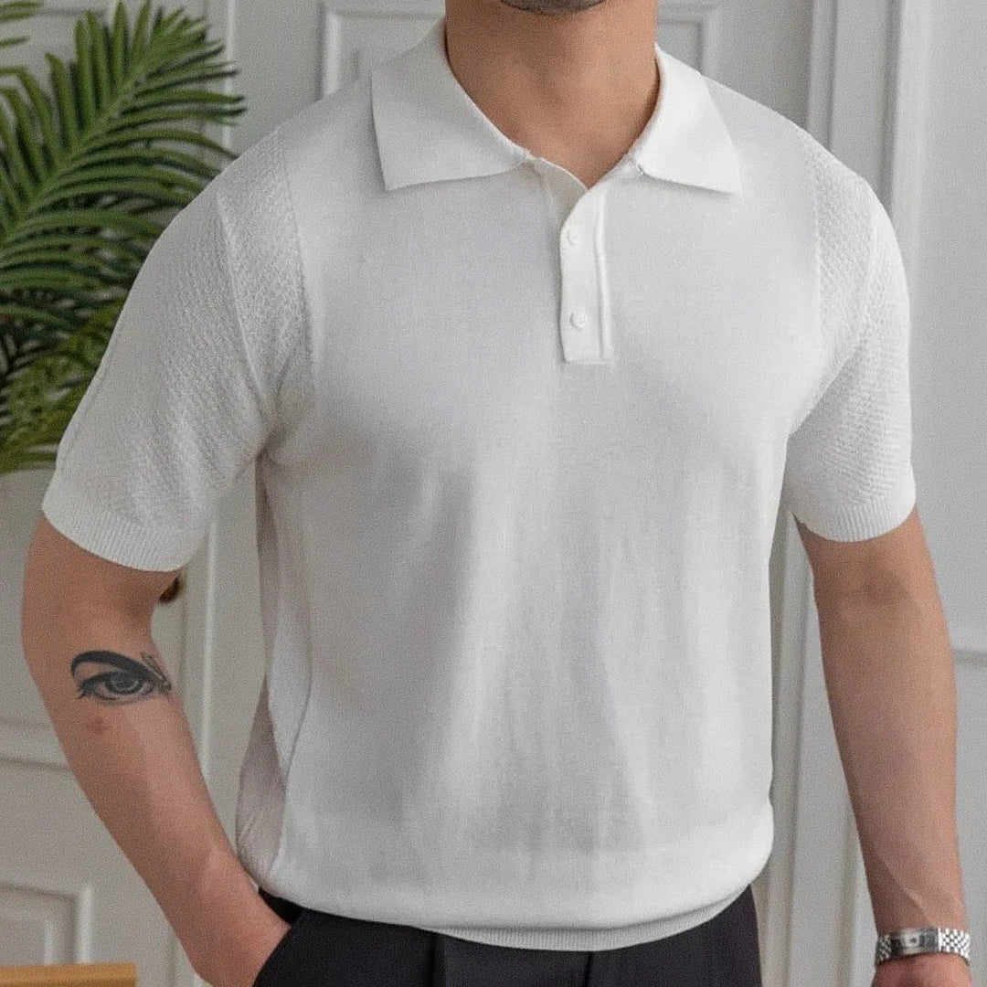 Camisa Polo Masculina Romenzi Marbella RZ621 em detalhe, modelo sofisticado com ajuste perfeito que garante conforto, estilo e elegância em qualquer ocasião.