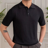 Camisa Polo Masculina Romenzi Marbella RZ621 em detalhe, modelo sofisticado com ajuste perfeito que garante conforto, estilo e elegância em qualquer ocasião.