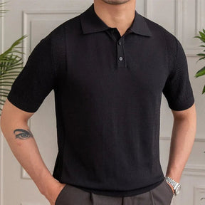 Camisa Polo Masculina Romenzi Marbella RZ621 em detalhe, modelo sofisticado com ajuste perfeito que garante conforto, estilo e elegância em qualquer ocasião.